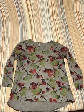 LuLaRoe Gray Tee with Multicolor Logo and Floral Accent